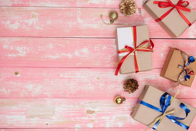 Fondo di acquisto del regalo di festa di Natale. vista dall'alto con copia spazio. scatole regalo di carta artigianale legate da corda su sfondo blu, vista dall'alto. composizione piatta per il compleanno.
