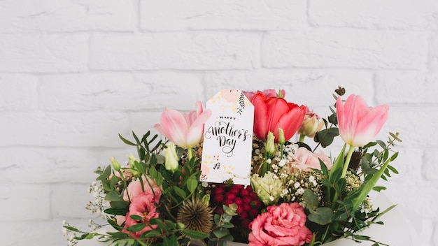 Fondo di giorno di madri con bouquet di fiori belli