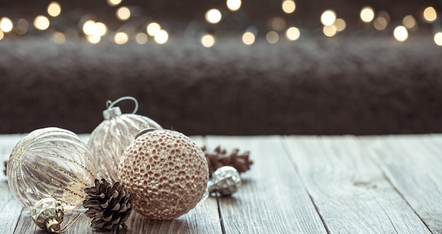 Fondo di inverno di Natale con le palle per uno spazio della copia dell'albero.