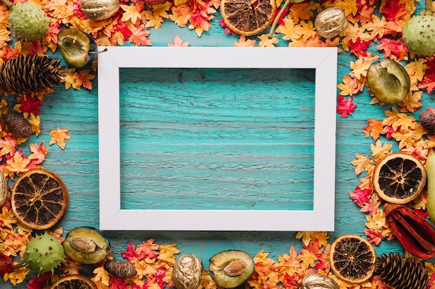 Fondo di legno blu con le foglie, il raccolto e l&#39;immagine della struttura