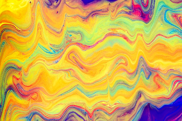 Fondo di marmo liquido giallo fatto a mano colorato che scorre texture arte sperimentale