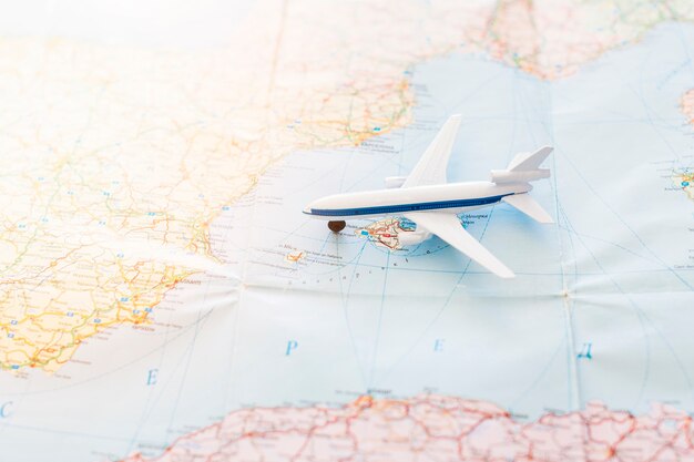 Fondo di viaggio con aereo giocattolo sulla mappa
