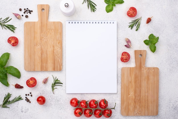 Fondo e taccuino di legno sulla tavola