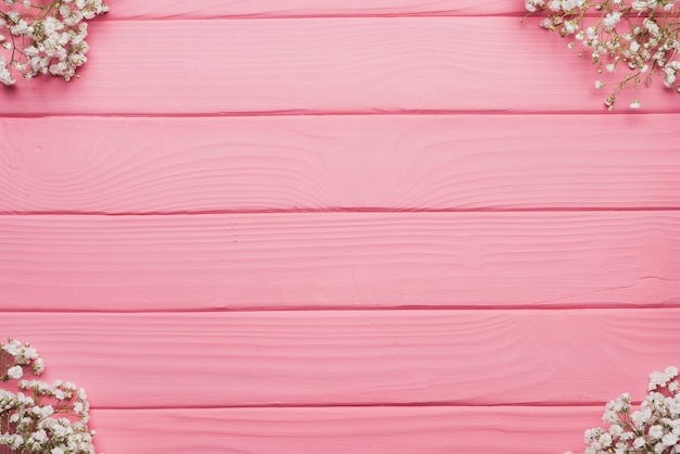 Fondo in legno con decorazione floreale su angoli