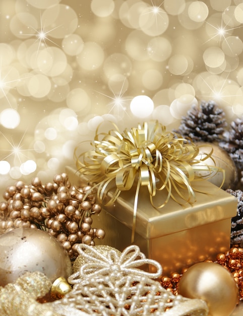 Fondo oro di Natale con decorazioni regalo su bokeh luci