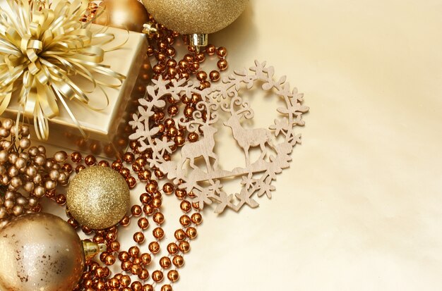 Fondo oro di Natale con il regalo e decorazioni