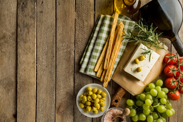 fondo rustico con varietà di ingredienti