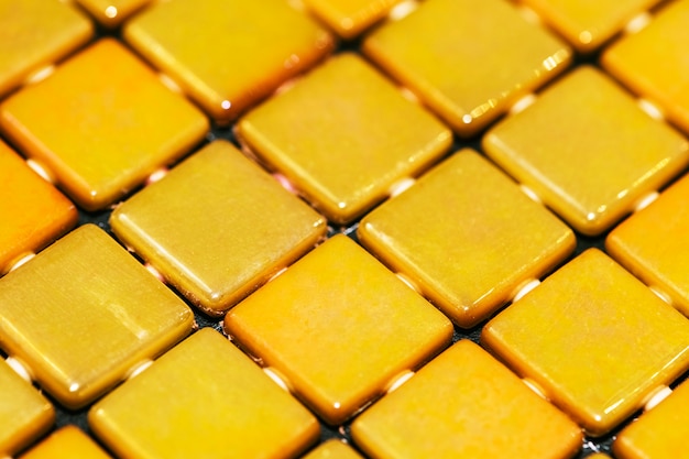 Fondo strutturato del mosaico giallo decorativo