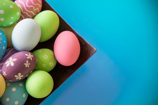 Fondo variopinto dipinto delle uova di Pasqua - concetto del fondo di celebrazione di festa di Pasqua