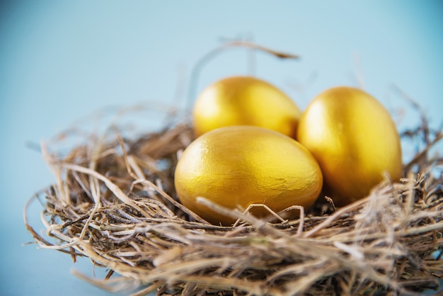 Fondo variopinto dolce delle uova di Pasqua - concetti nazionali di celebrazione di festa