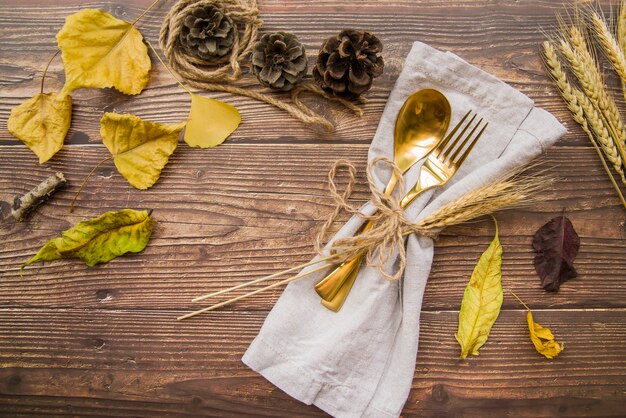 Forchetta e cucchiaio d&#39;oro sul tavolo