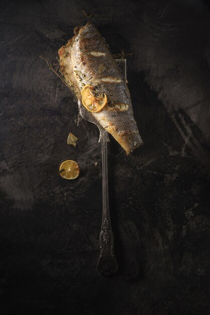 Forchetta in acciaio inossidabile accanto a pesce crudo