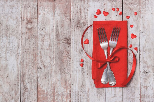 Forks oltre cucita su un tovagliolo rosso