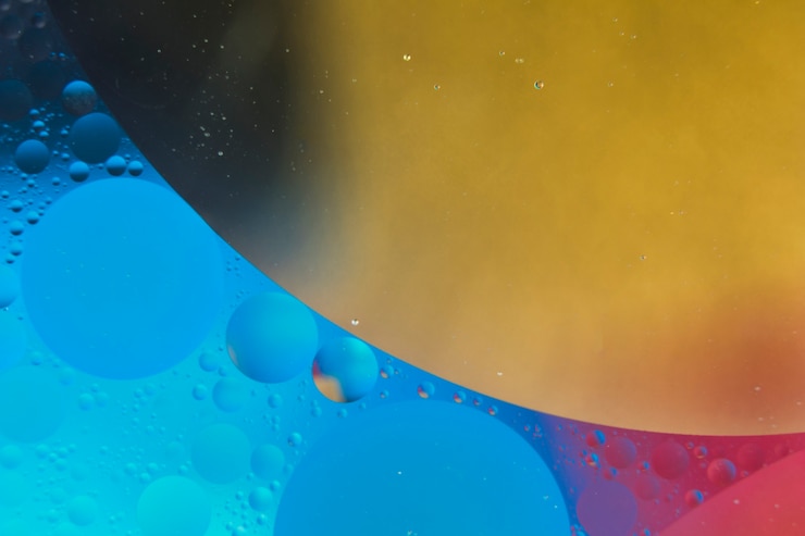 Foto gratuito forma ad arco sullo sfondo colorato