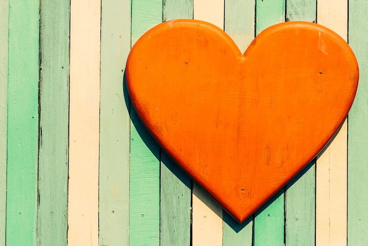 Foto gratuito forma del cuore su priorità bassa di legno