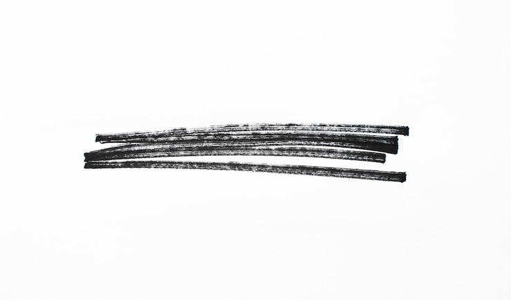 Foto gratuito forma di inchiostro nero su texture di carta da acquerello
