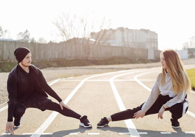 Forma fisica degli amici che si prepara insieme all'aperto che vive sano attivo