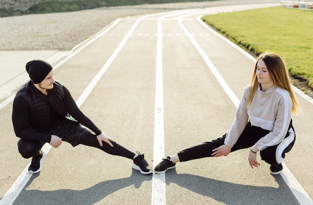 Forma fisica degli amici che si prepara insieme all'aperto che vive sano attivo