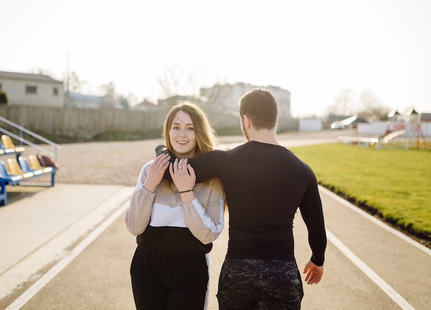 Forma fisica degli amici che si prepara insieme all'aperto che vive sano attivo