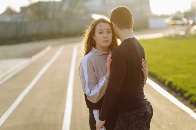 Forma fisica degli amici che si prepara insieme all'aperto che vive sano attivo