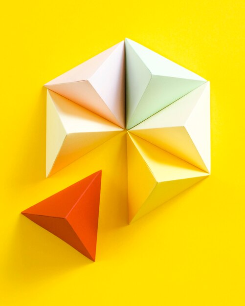 Forma geometrica di carta sulla scrivania