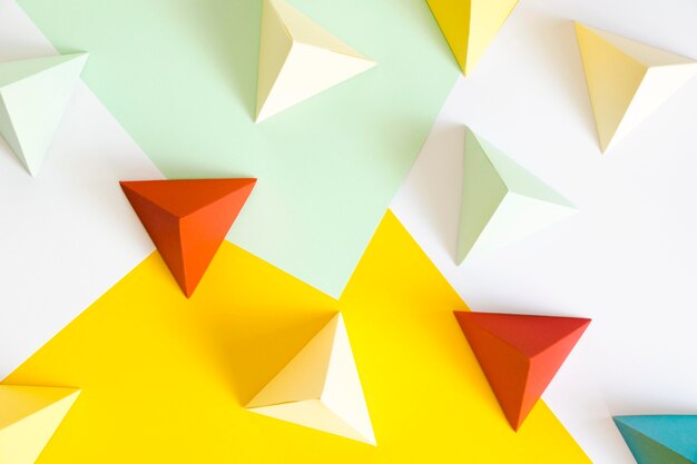 Forma triangolare di carta sulla scrivania