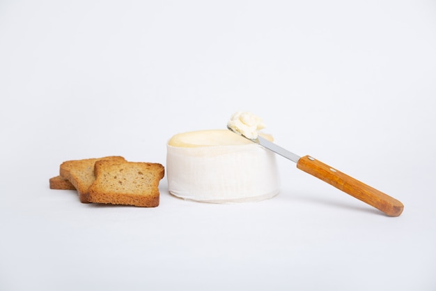 Formaggio a pasta molle, pane tostato e coltello