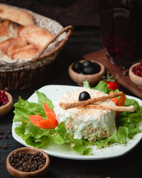 Formaggio bianco con erbe aromatiche, olive nere e galetta.