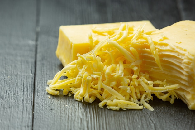 Formaggio Cheddar su superficie di legno scuro