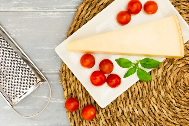 Formaggio con pomodori e menta