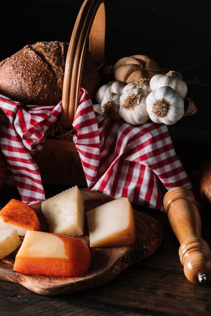 Formaggio e spezie vicino al cestino con il cibo