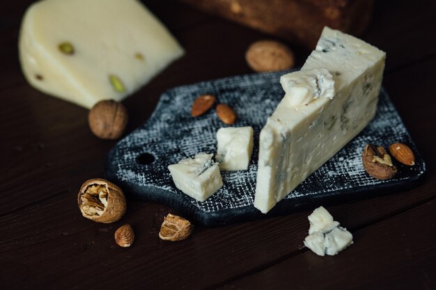 Formaggio erborinato al Gorgonzola. Gorgonzola con noci e formaggio blu italiano.