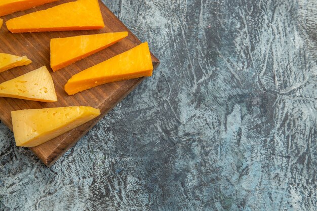 Formaggio fresco affettato vista dall'alto su sfondo chiaro