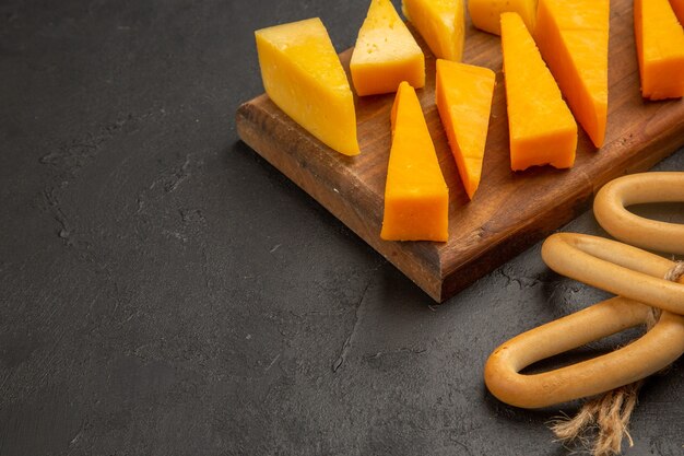 Formaggio fresco affettato vista frontale con cracker dolci su spuntino scuro colazione a colori foto