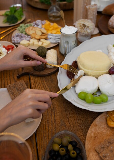 Formaggio fresco delizioso dell'angolo alto sulla tavola