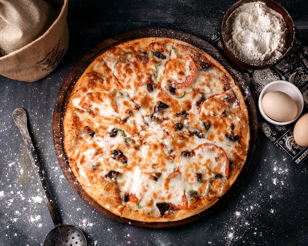 Formaggio saporito della pizza una vista superiore sulla superficie grigia