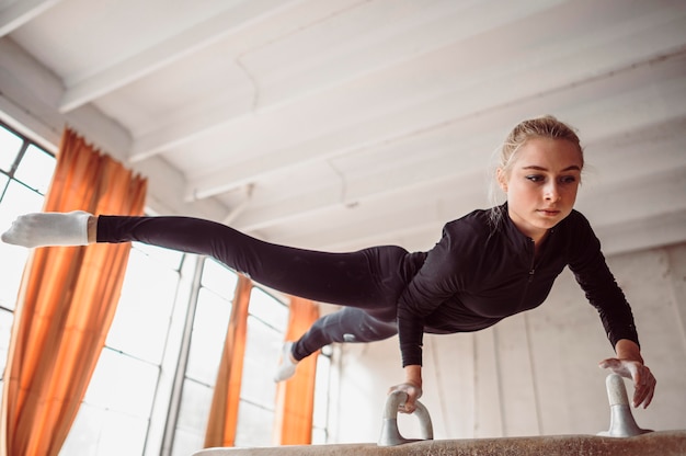 Formazione della giovane donna di angolo basso per il campionato di ginnastica