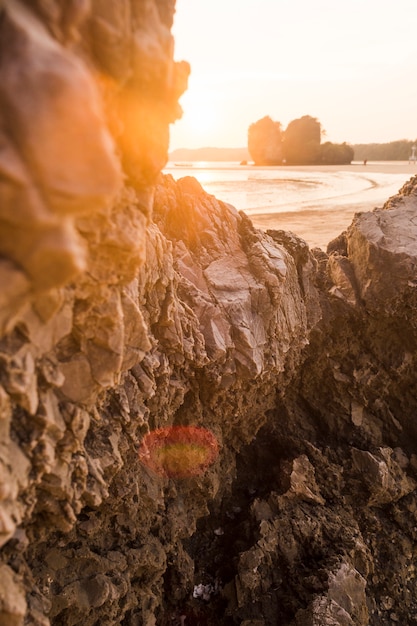 Formazione rocciosa sulla spiaggia idilliaca