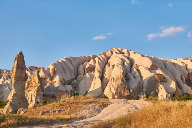 Formazioni rocciose nella Valle delle Rose Capadoccia a Goreme, Turchia