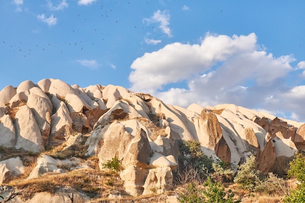 Formazioni rocciose nella Valle delle Rose Capadoccia a Goreme, Turchia