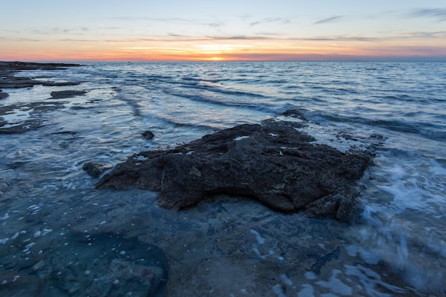 Formazioni rocciose sulla riva del mare Adriatico a Savudrija, Istria, Croazia durante il tramonto