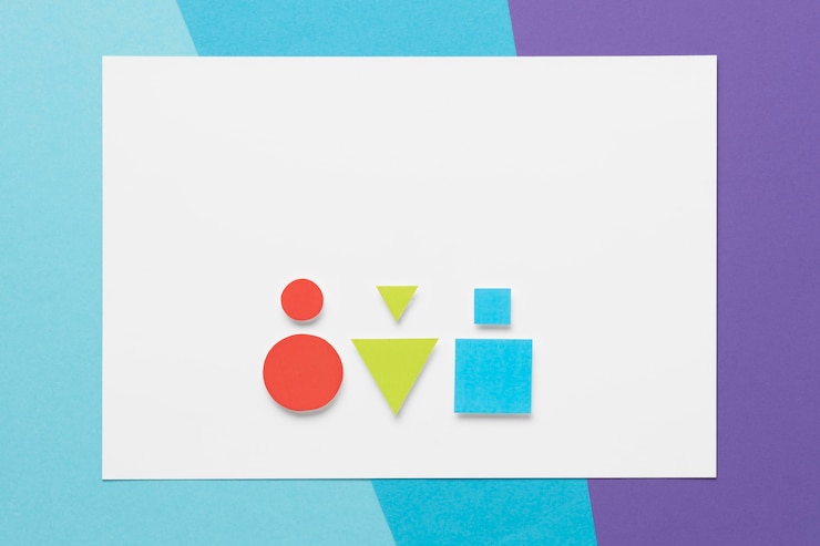 Foto gratuito forme geometriche colorate su una carta bianca