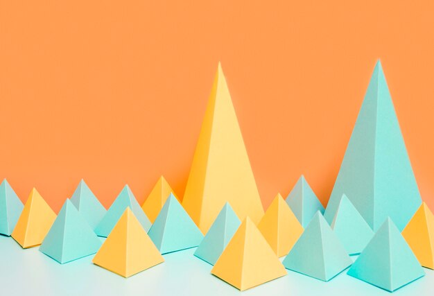 Forme geometriche di carta ad alto angolo