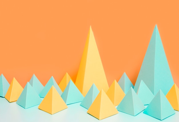 Forme geometriche di carta ad alto angolo