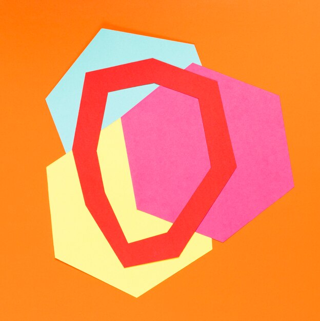 Forme geometriche su sfondo arancione