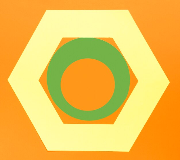 Forme geometriche su sfondo arancione
