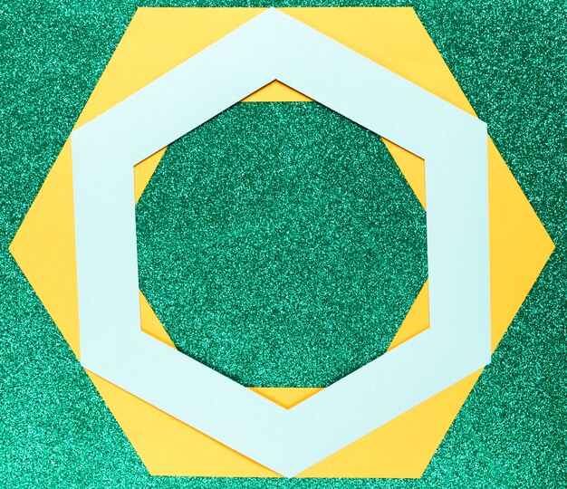 Forme geometriche su sfondo verde