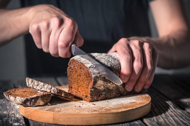 fornaio che tiene il pane fresco nelle mani