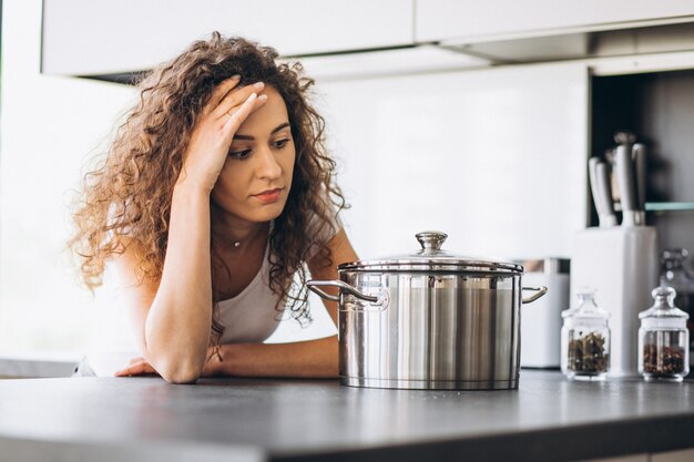 Fornello della donna che produce pasta alla cucina