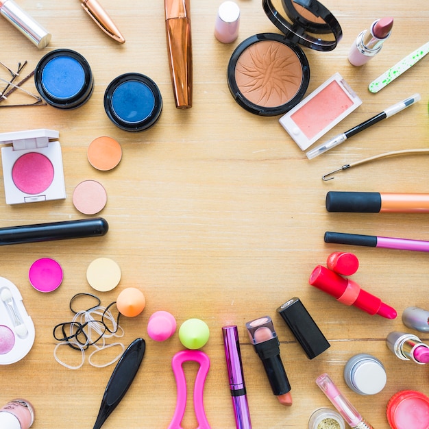 Forniture per il trucco che giacciono in cerchio